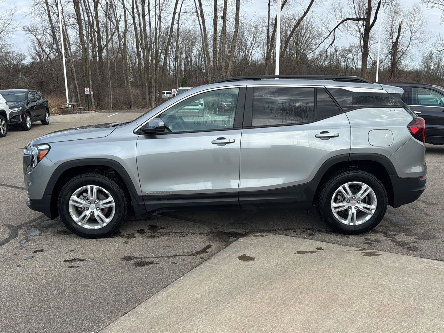 Used 2023 GMC Terrain SLE w/ Driver Convenience Package image 2