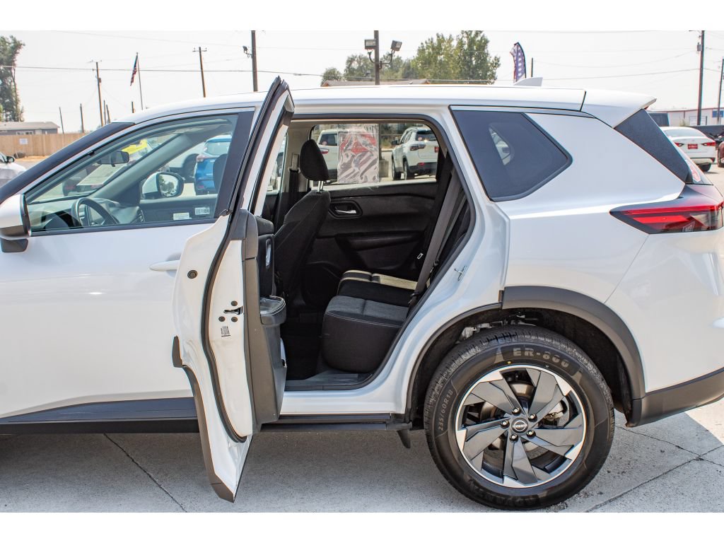 Used 2024 Nissan Rogue SV AWD/4WD image 15