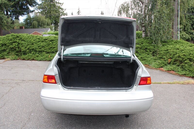 Used 2000 Toyota Camry LE w/ Value Pkg 3 FWD image 17