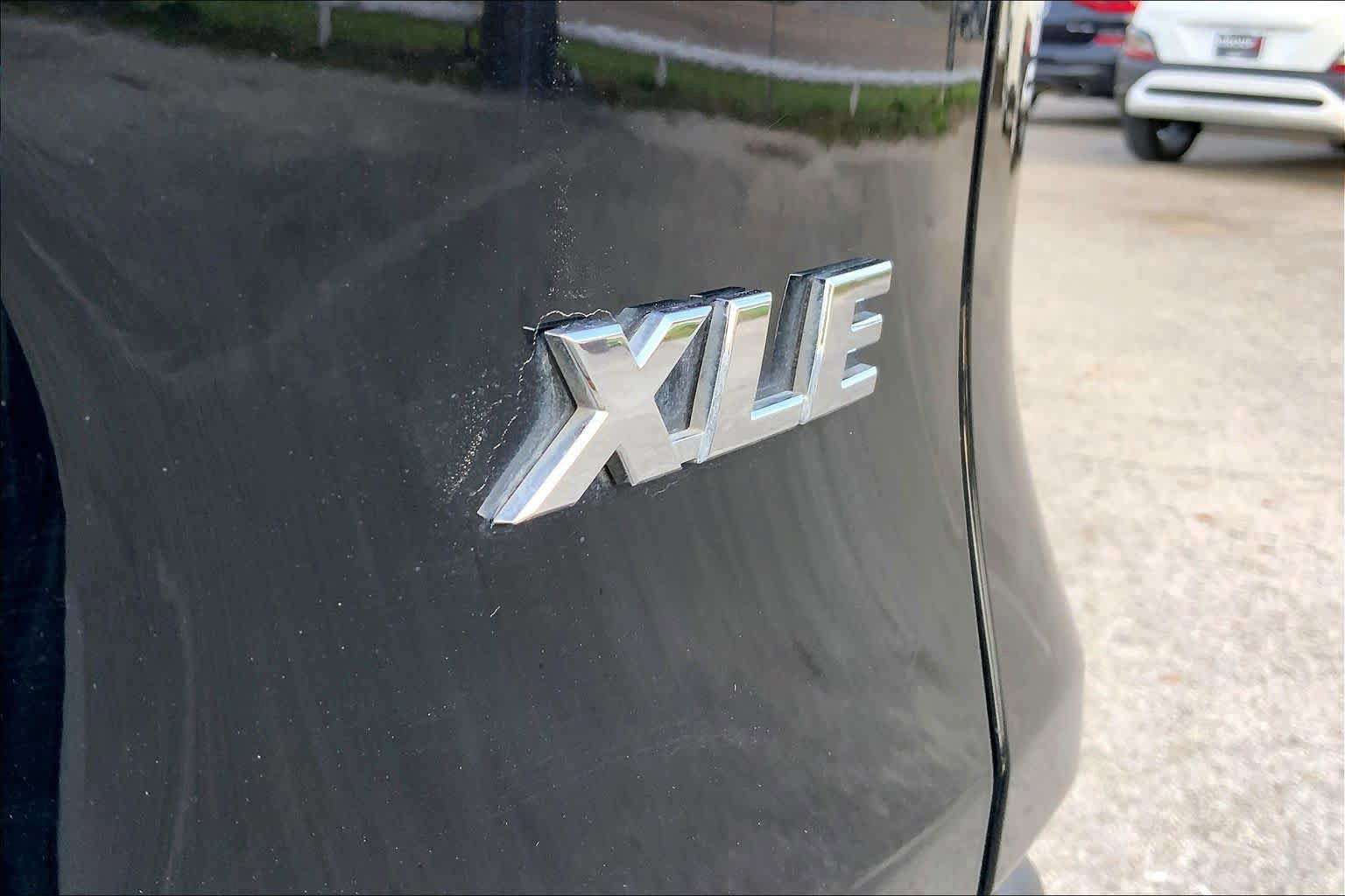 Used 2021 Toyota RAV4 XLE Premium FWD image 9