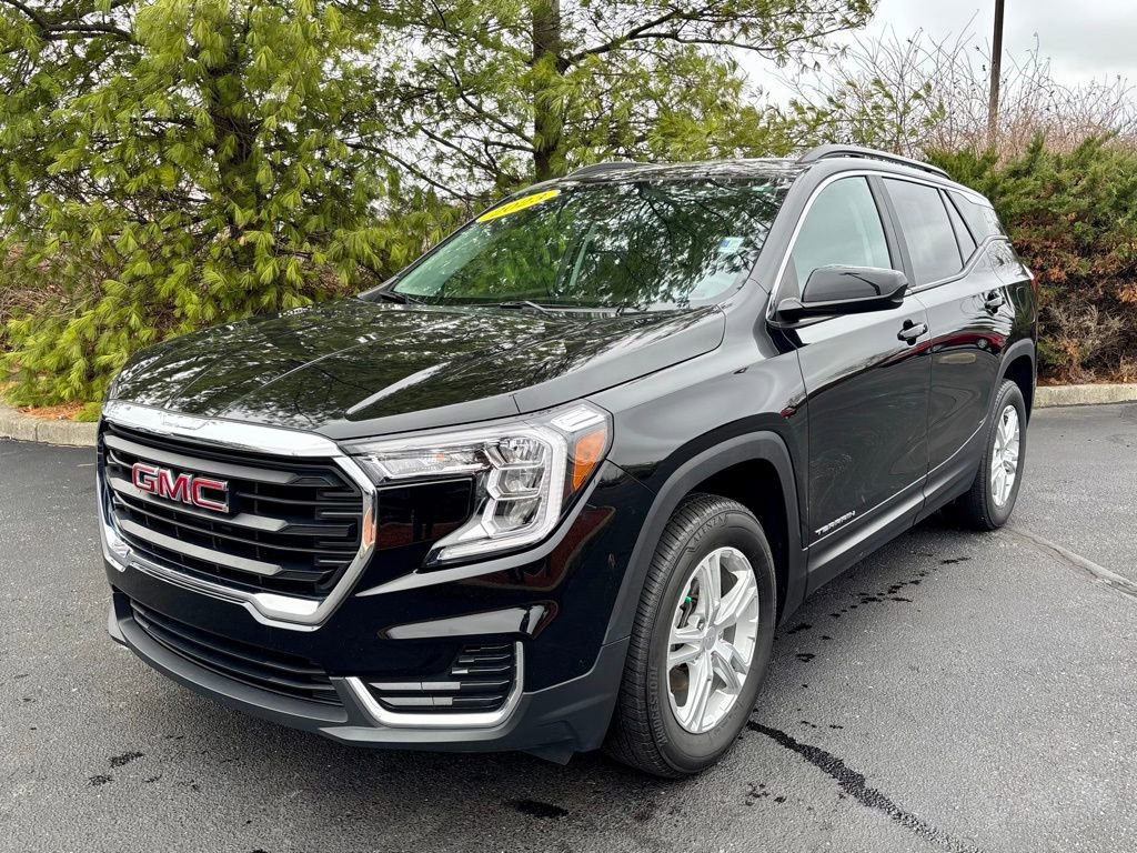 Used 2023 GMC Terrain SLE w/ Driver Convenience Package image 3