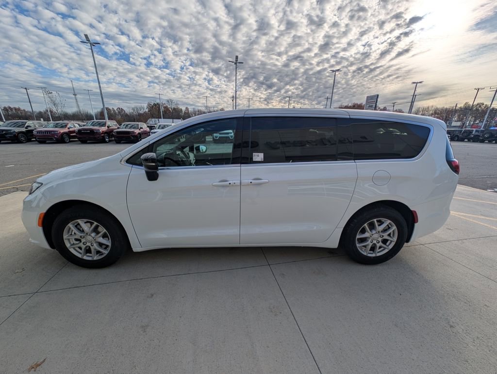 New 2026 Chrysler Pacifica Select image 8