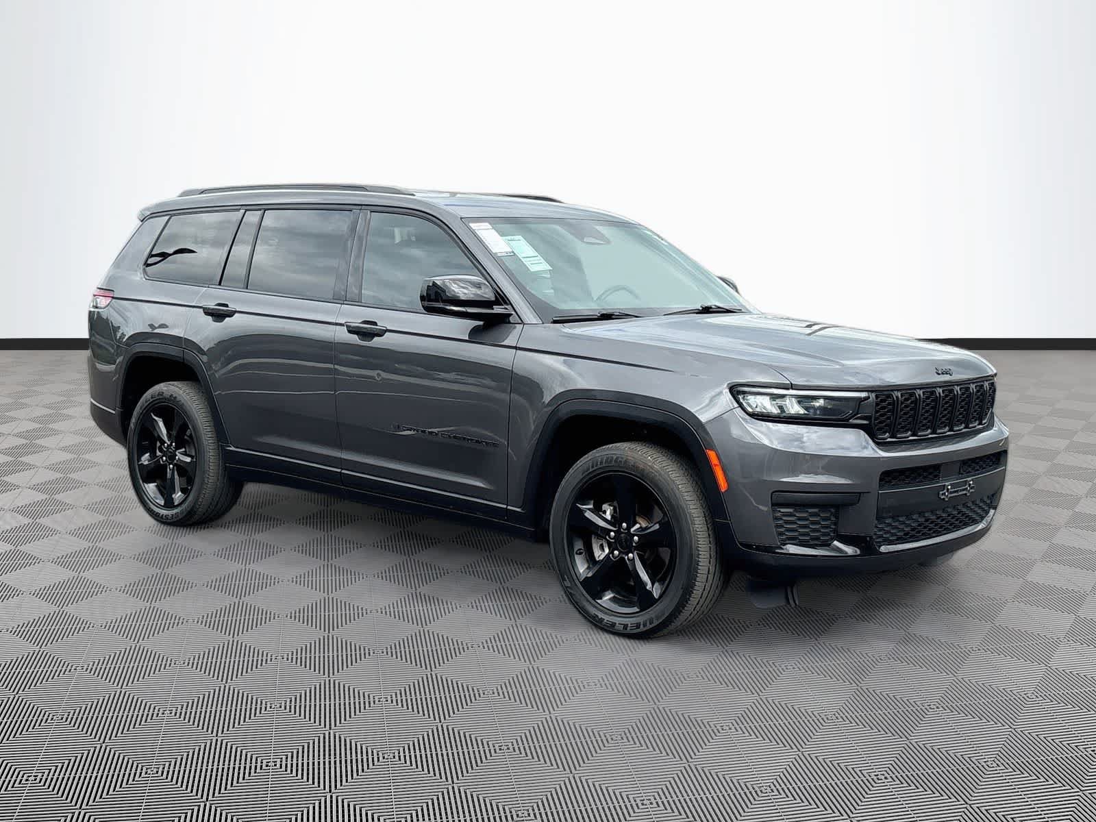 Used 2021 Jeep Grand Cherokee L Laredo RWD image 3