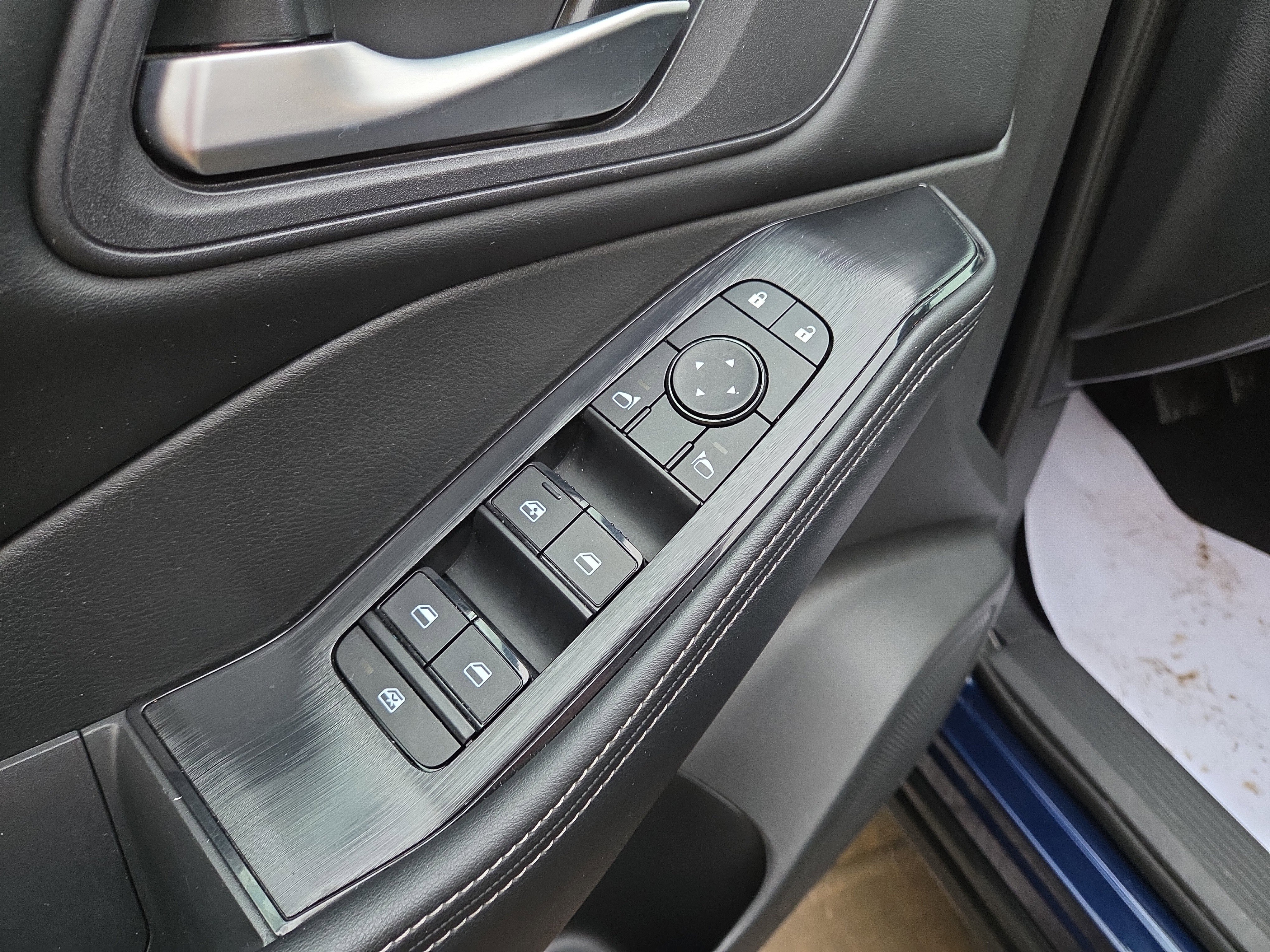 Used 2025 Nissan Rogue SV image 16