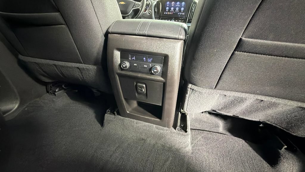Used 2022 Chevrolet Traverse LT FWD image 33