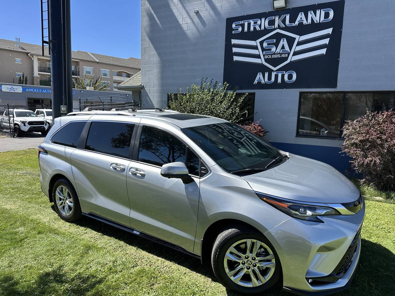 Used 2025 Toyota Sienna Platinum AWD/4WD image 2