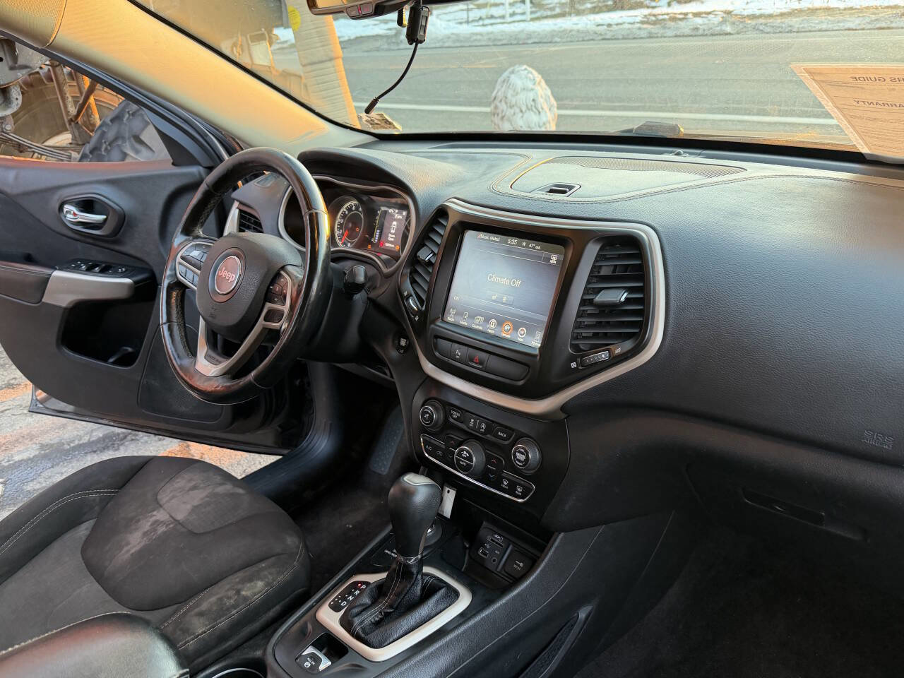 Used 2017 Jeep Cherokee Latitude w/ Comfort/Convenience Group image 14