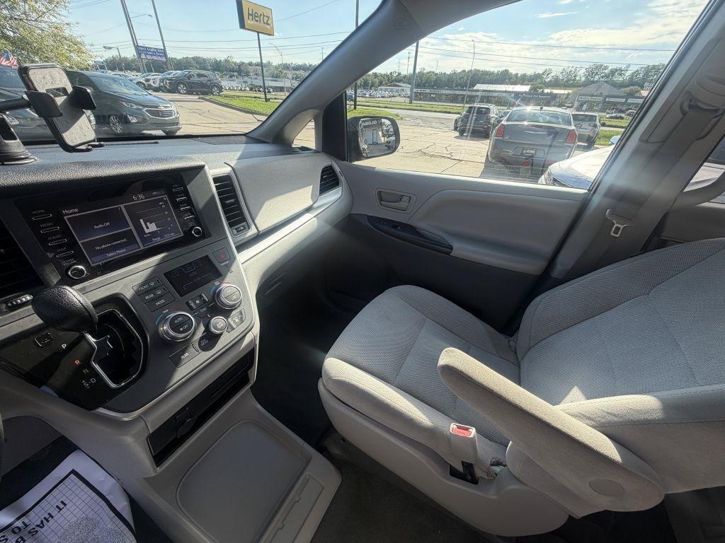 Used 2020 Toyota Sienna L FWD image 18