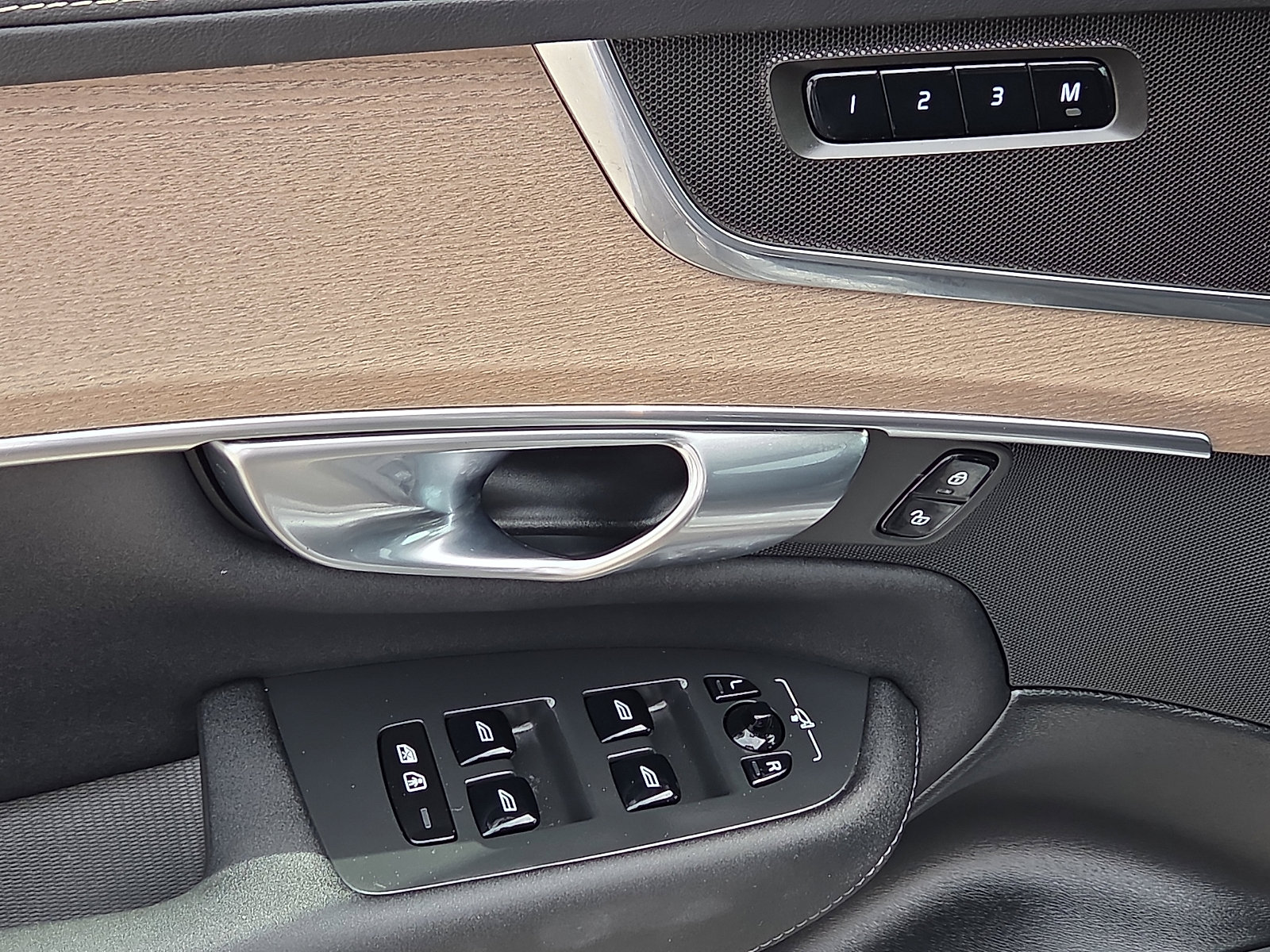 Used 2025 Volvo XC90 B6 Plus image 15