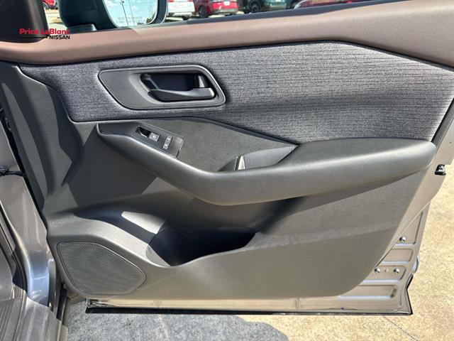 Used 2023 Nissan Rogue S image 26