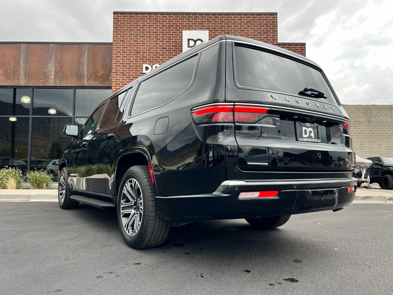Used 2023 Jeep Wagoneer L Series II image 4