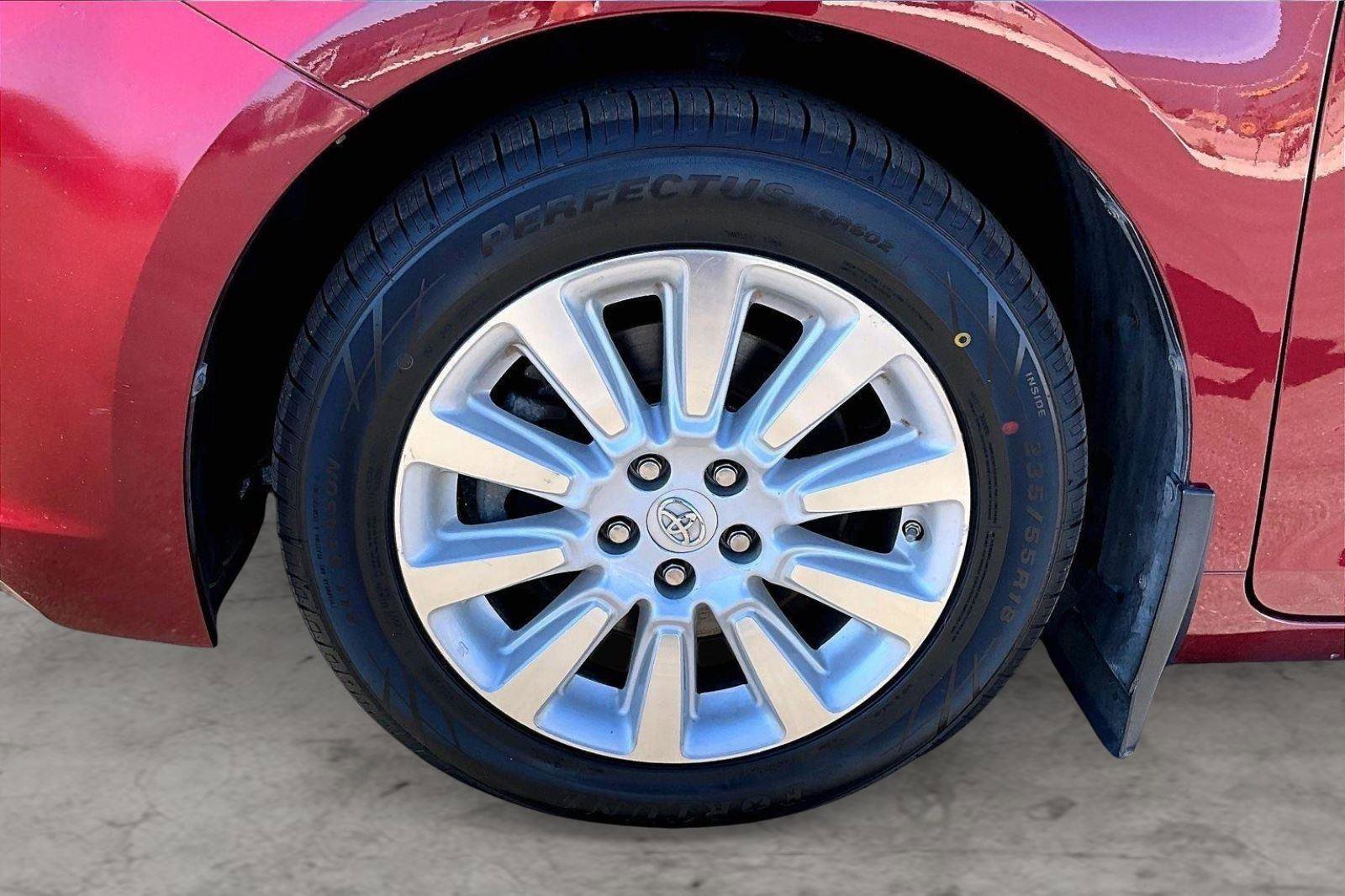 Used 2013 Toyota Sienna LE w/ Towing Pkg image 9