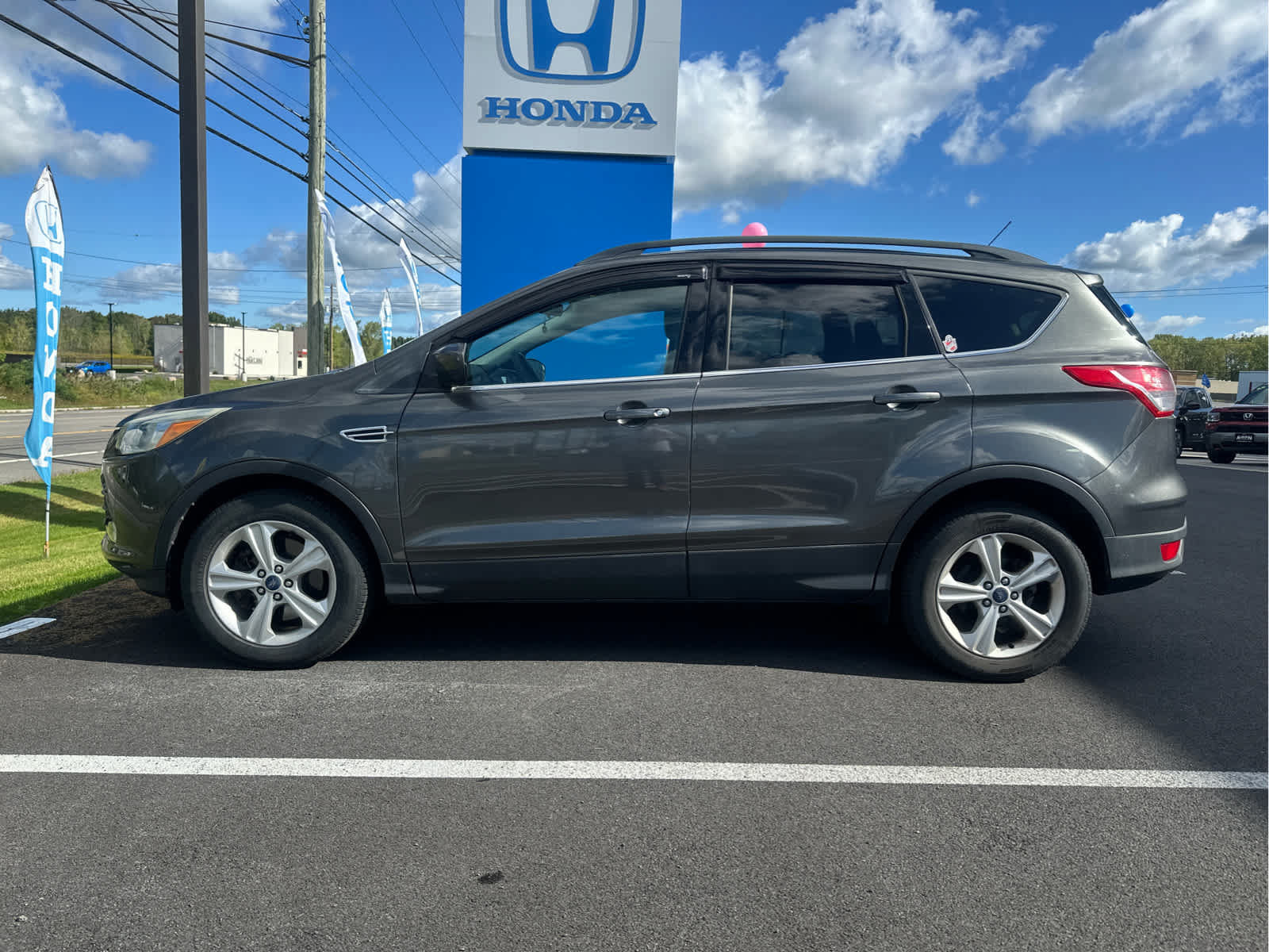 Used 2016 Ford Escape SE w/ Equipment Group 201A AWD/4WD image 2