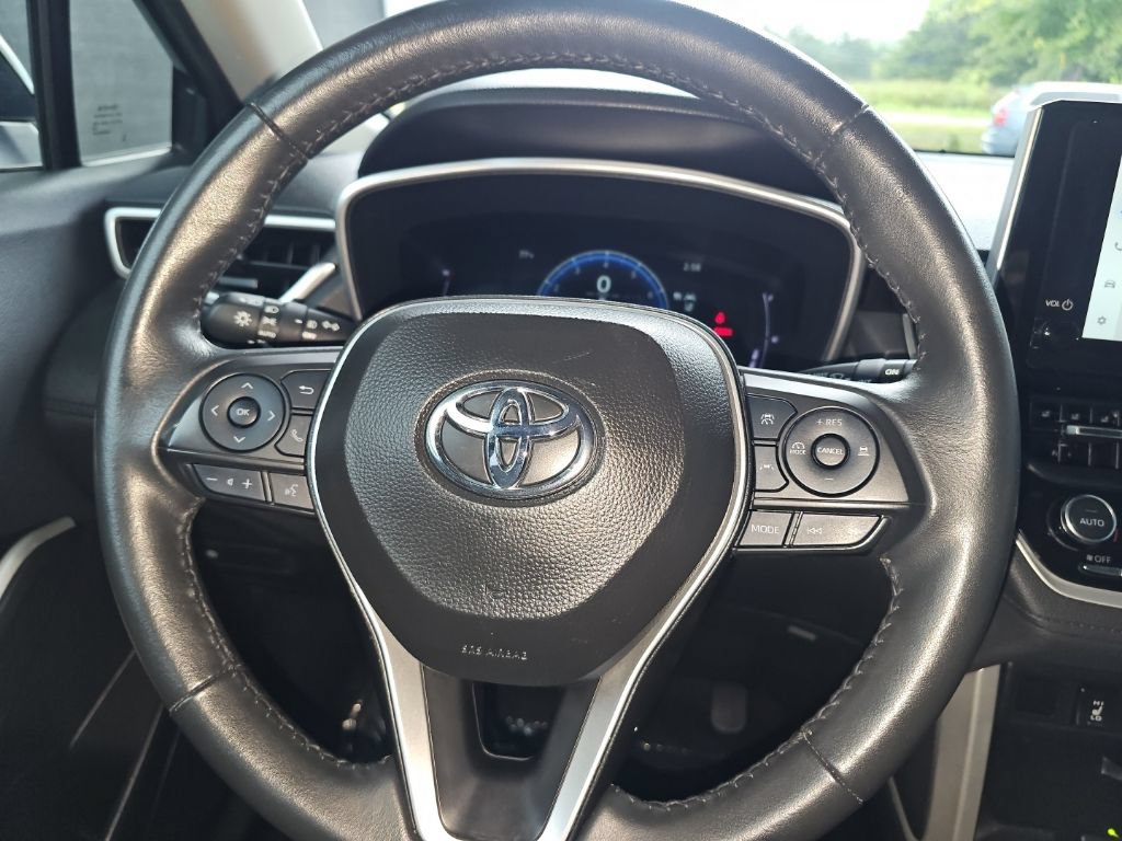 Used 2025 Toyota Corolla Cross XLE AWD/4WD image 17