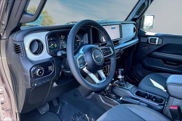 Used 2025 Jeep Wrangler Unlimited Sahara AWD/4WD image 16