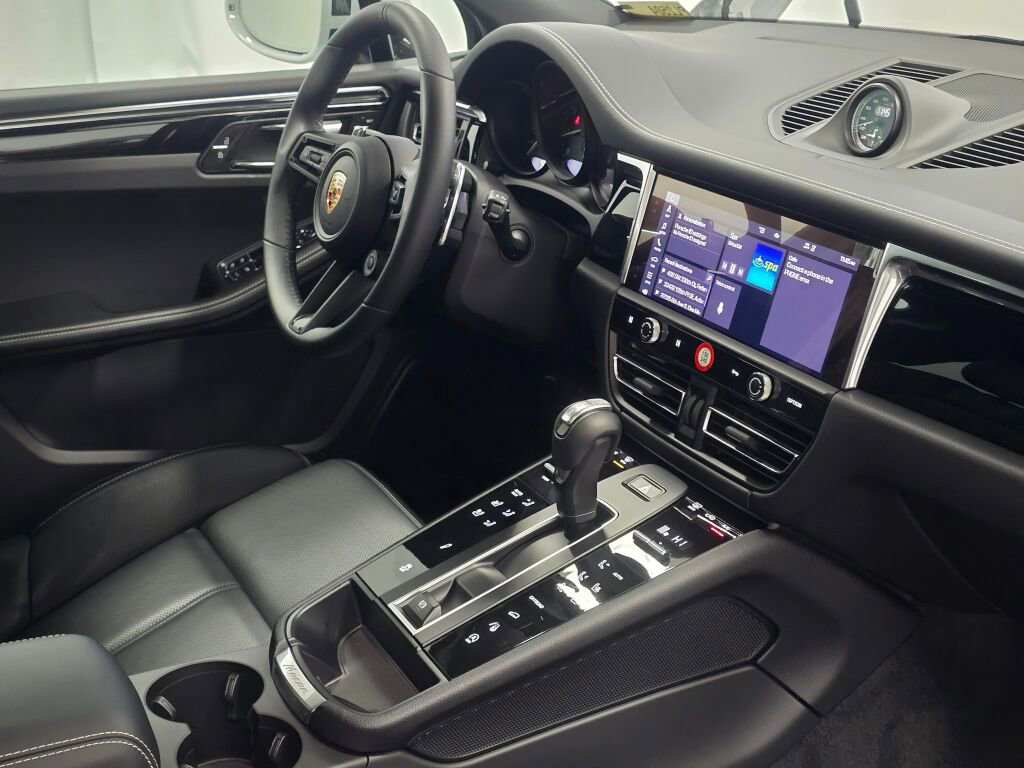 Certified 2025 Porsche Macan Turbo image 28