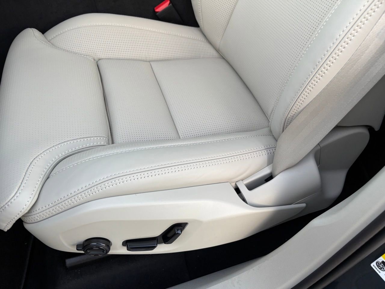 New 2026 Volvo XC60 B5 Ultra w/ Protection Package Premier image 20