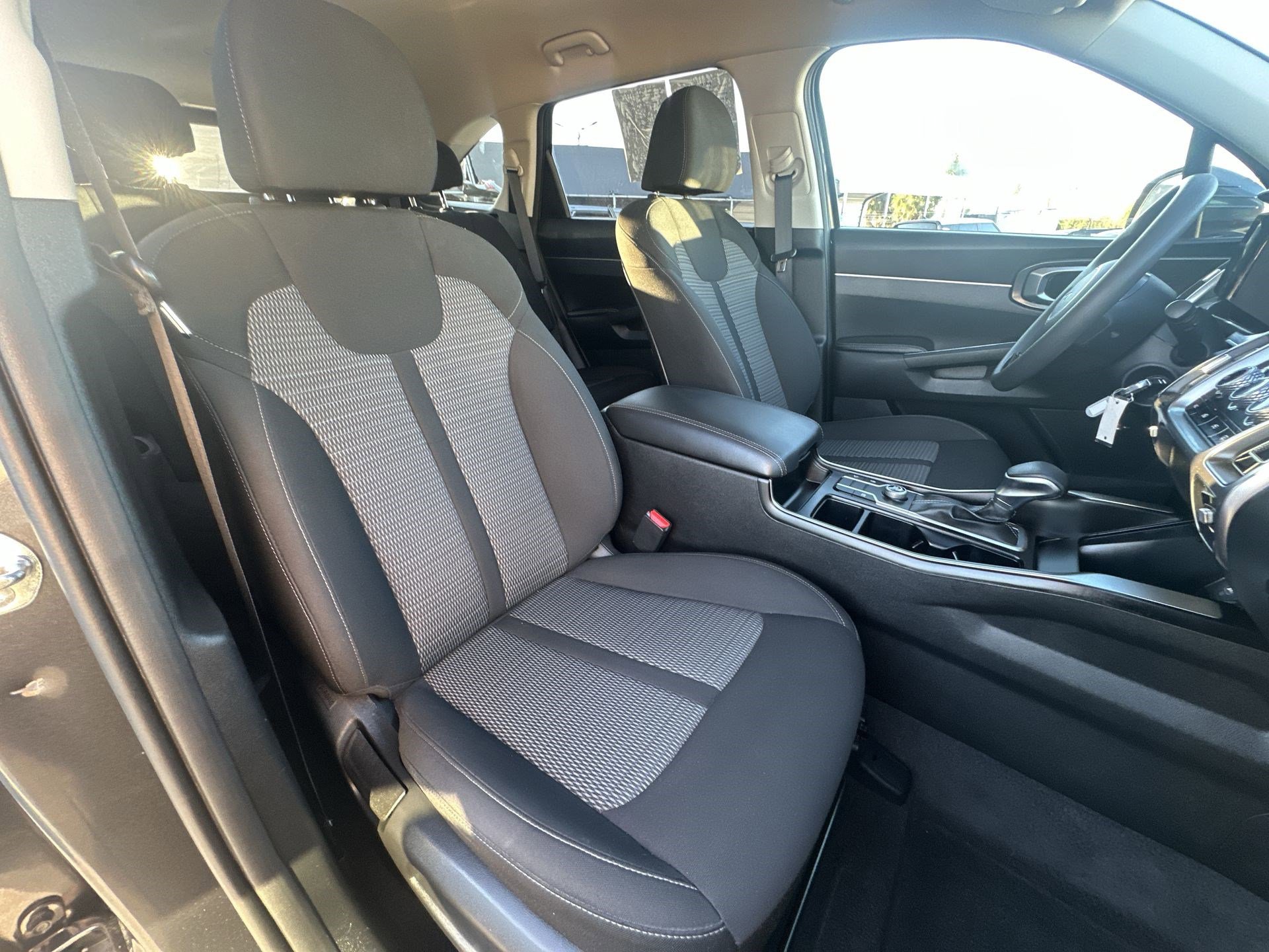 Used 2023 Kia Sorento LX image 28