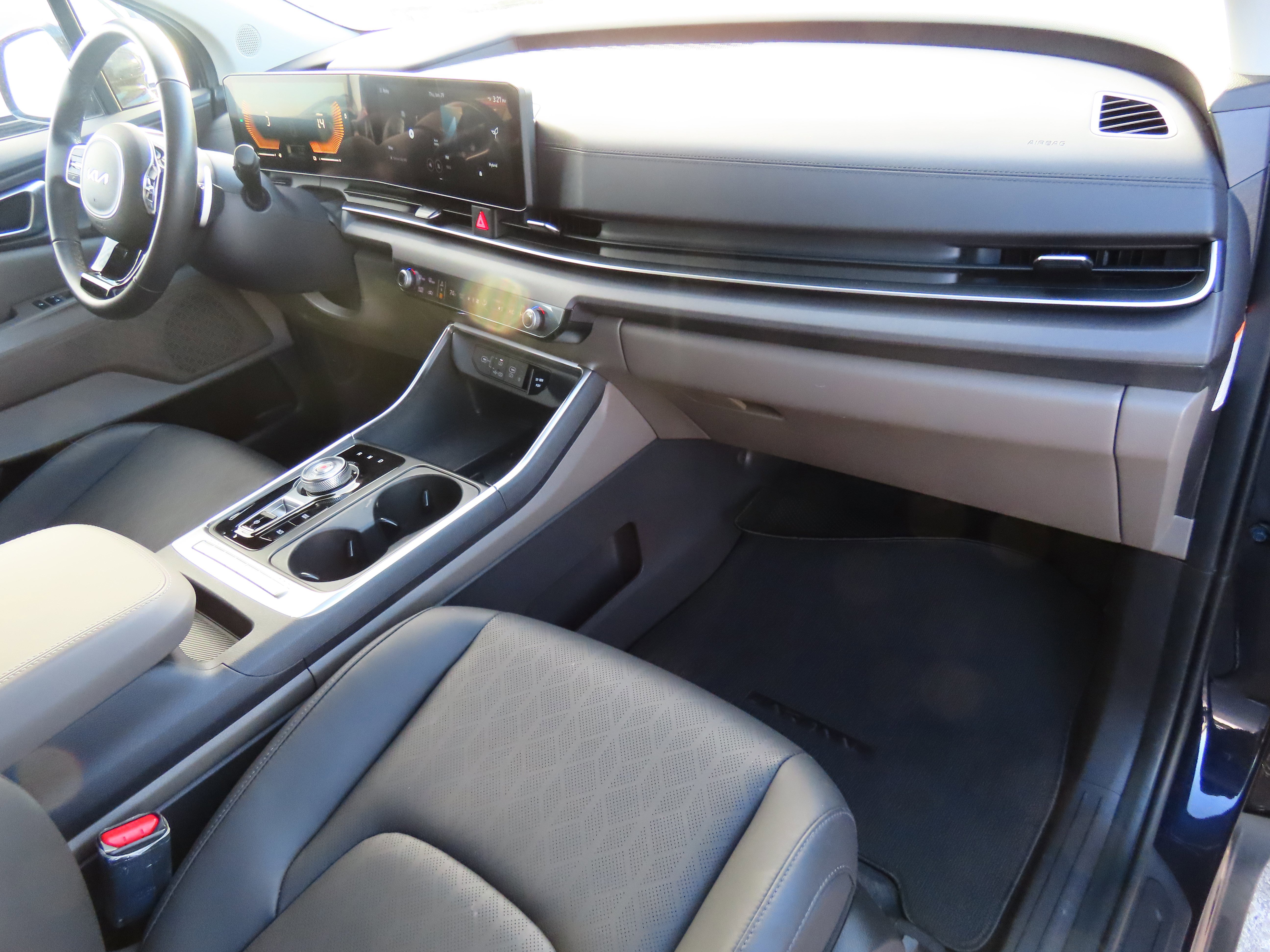 Used 2025 Kia Carnival EX image 10