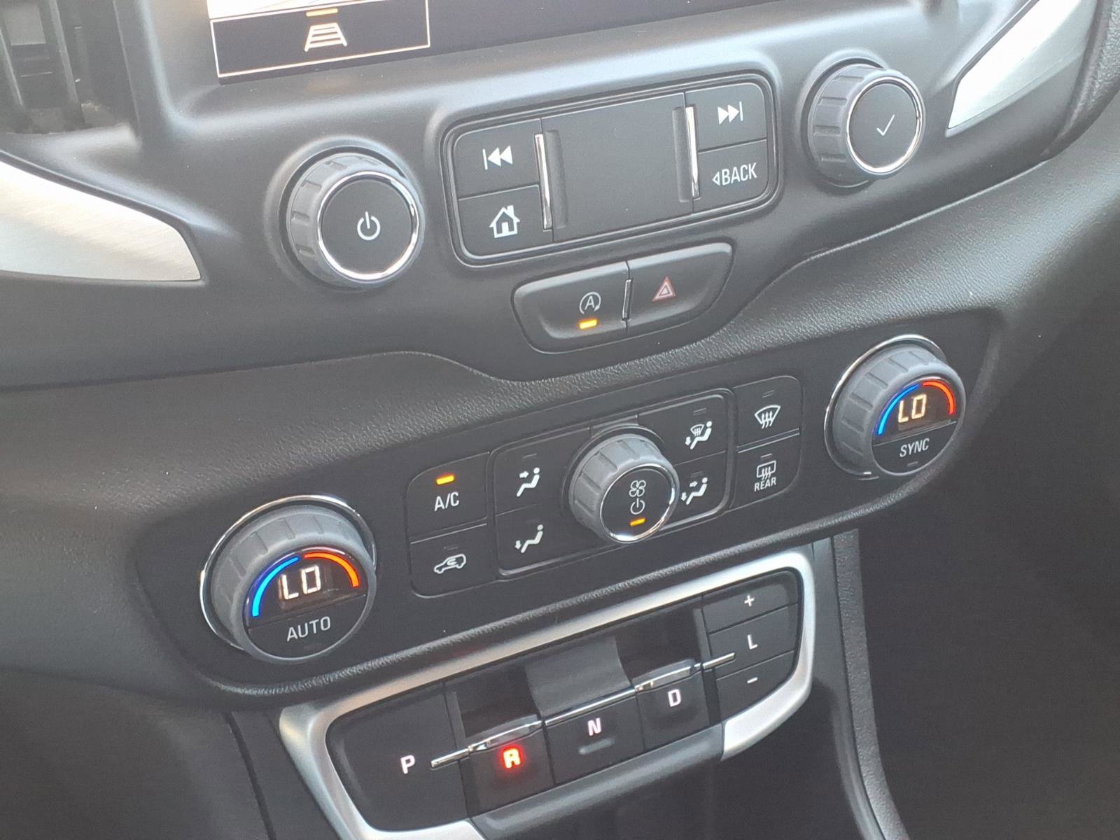 Used 2024 GMC Terrain SLT FWD image 18