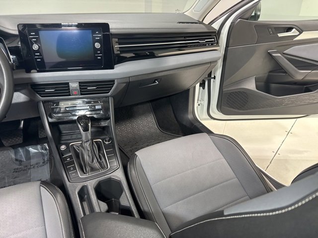 Used 2025 Volkswagen Jetta SE w/ Black Wheel Package image 19