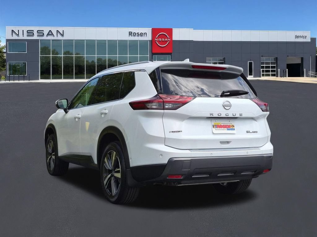 Used 2025 Nissan Rogue SL AWD/4WD image 5