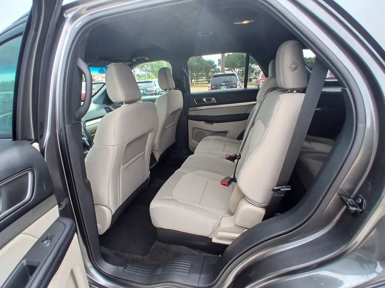 Used 2018 Ford Explorer XLT FWD image 15