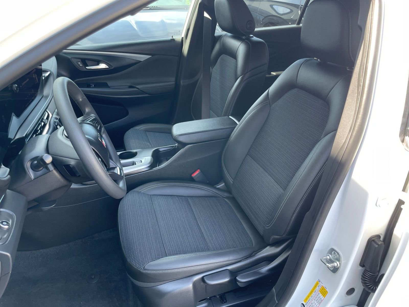 Used 2025 Buick Envista Preferred image 36