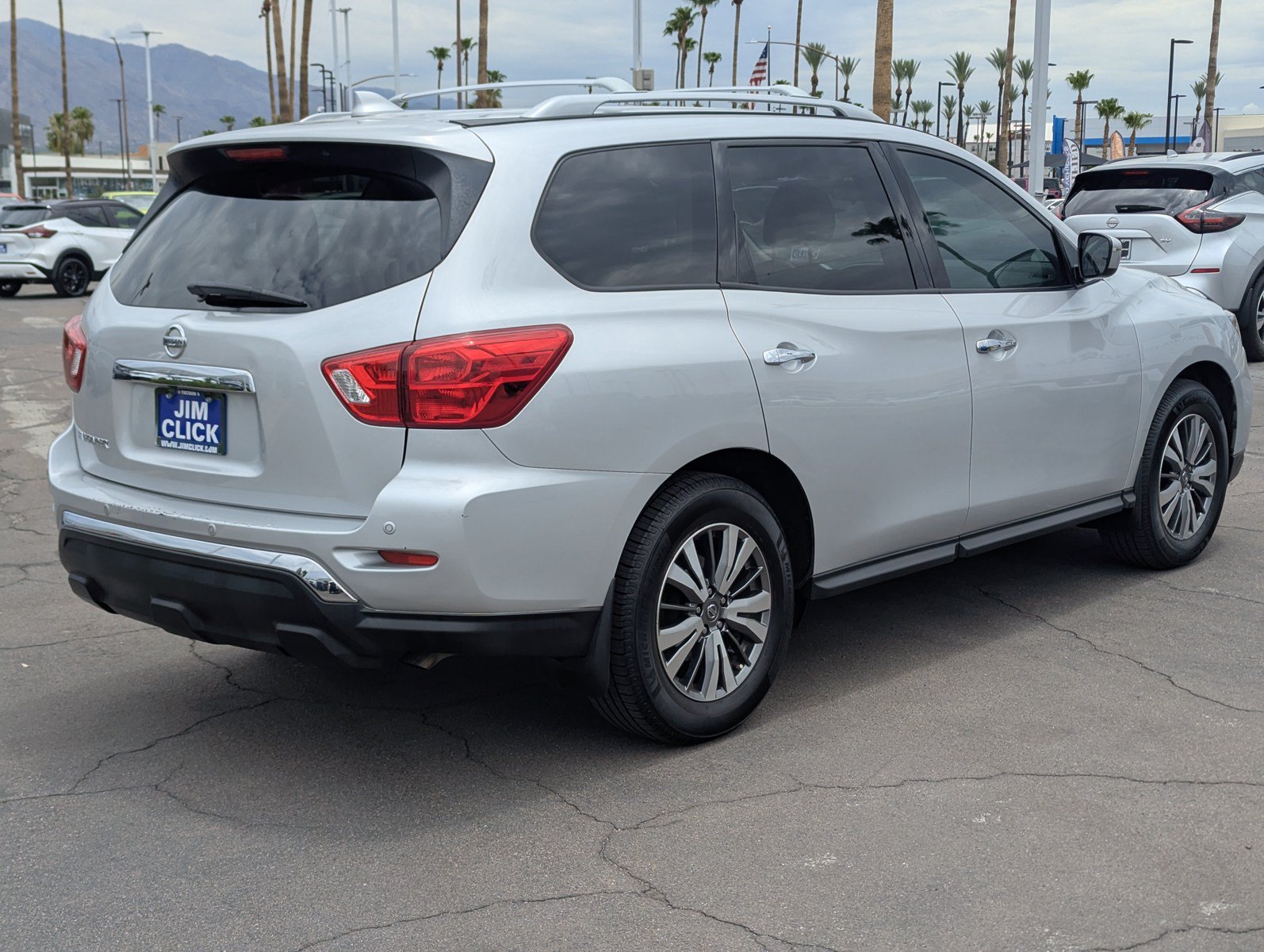 Used 2020 Nissan Pathfinder S FWD image 2