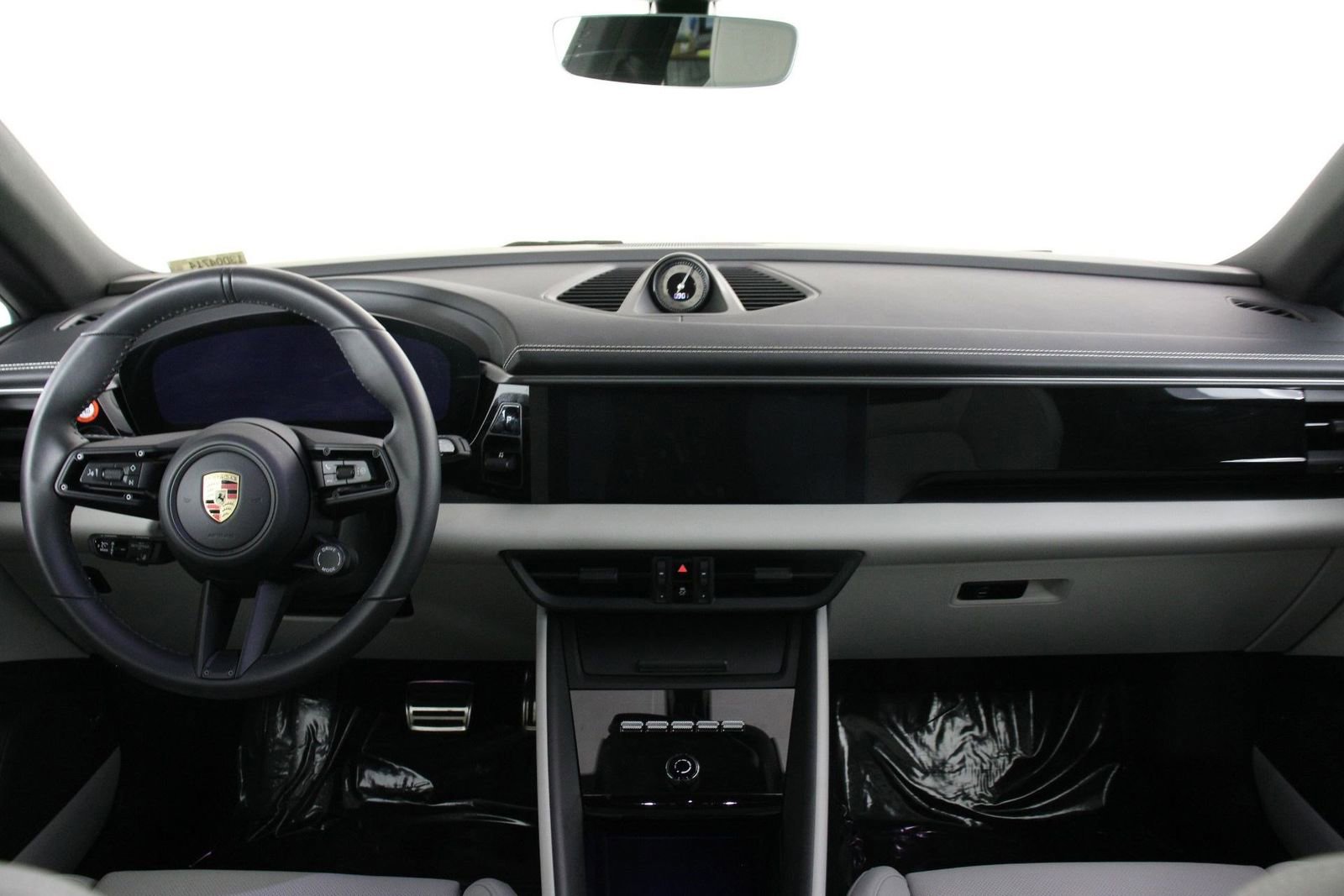 Certified 2025 Porsche Macan Electric image 11