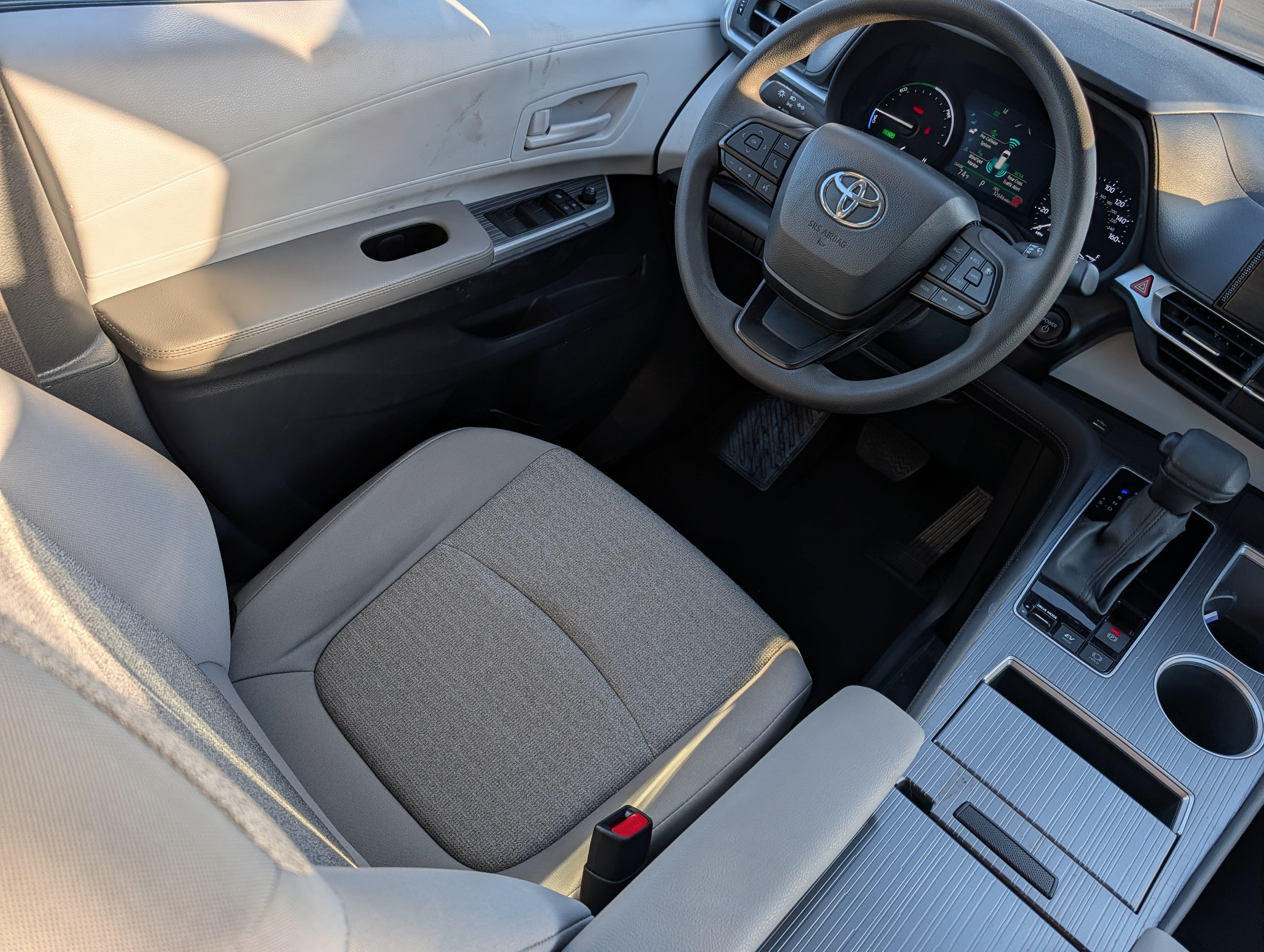 Used 2025 Toyota Sienna LE FWD image 9