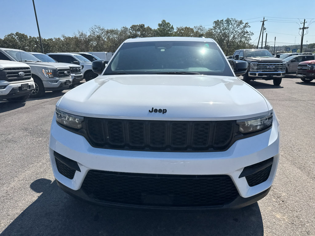 Used 2023 Jeep Grand Cherokee Altitude RWD image 2