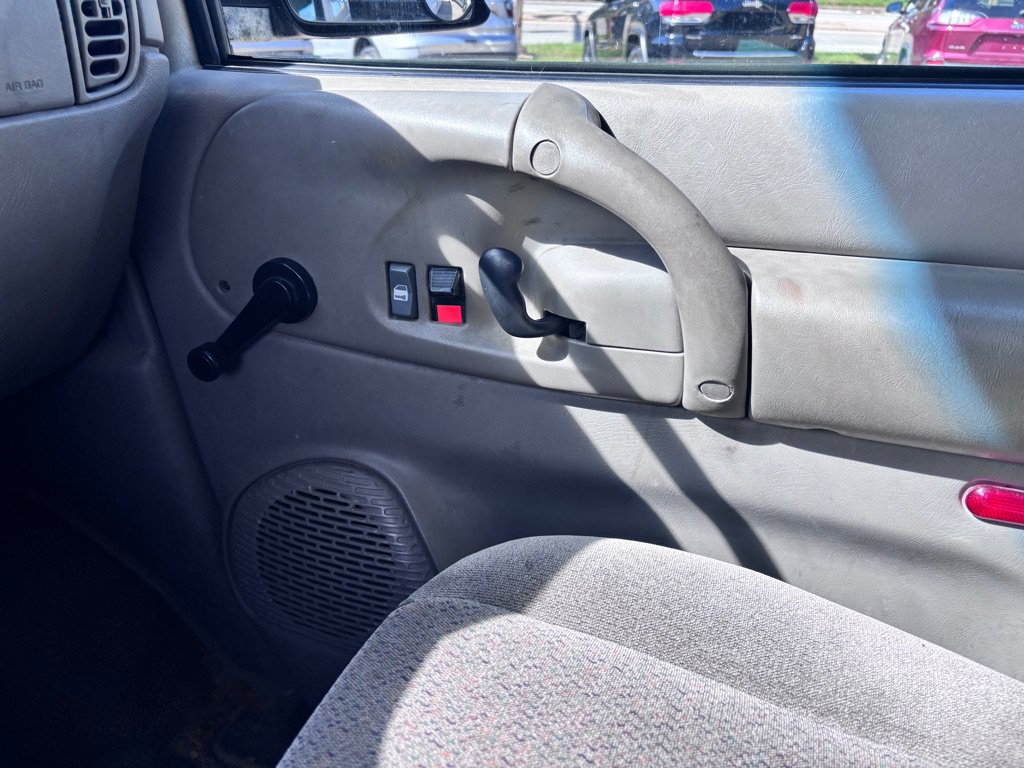 Used 2004 GMC Safari RWD image 11