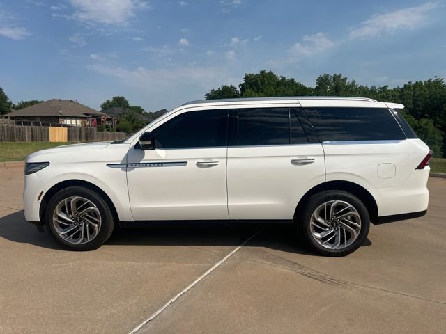 Used 2026 Lincoln Navigator Reserve AWD/4WD image 3