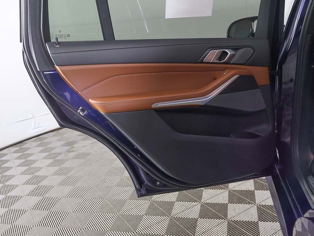 Used 2024 BMW X7 M60i image 30