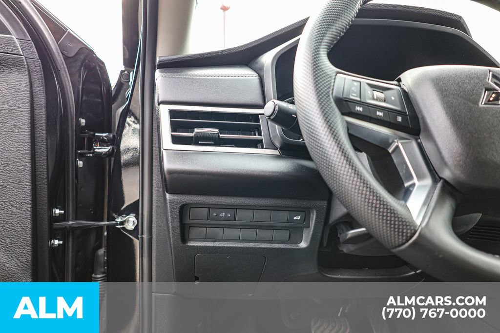 Used 2025 Mitsubishi Outlander SE image 29