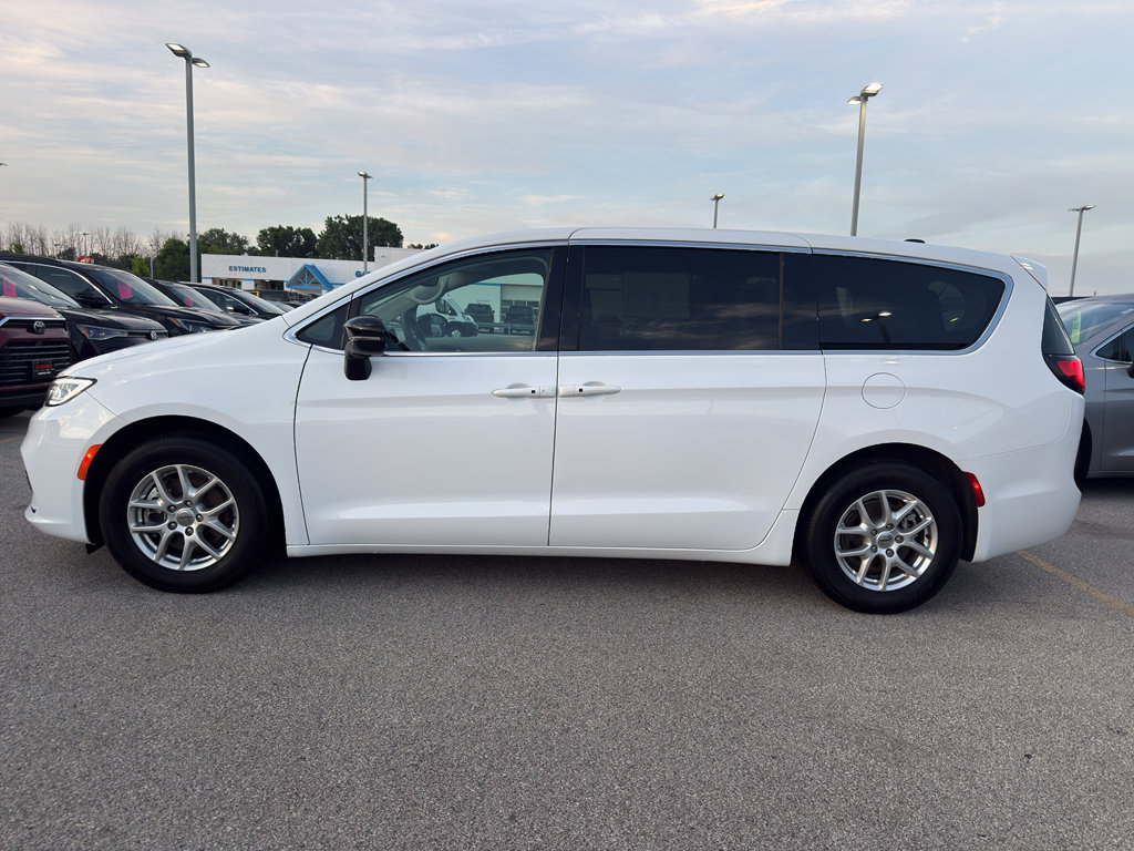 Used 2024 Chrysler Pacifica Touring-L FWD image 6