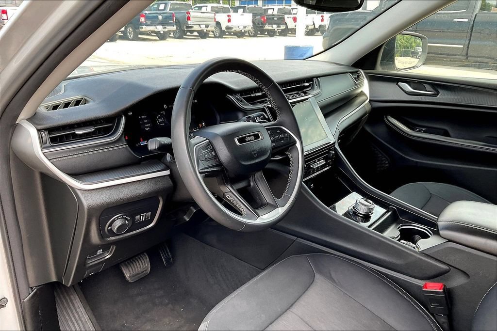 Used 2024 Jeep Grand Cherokee Laredo RWD image 23