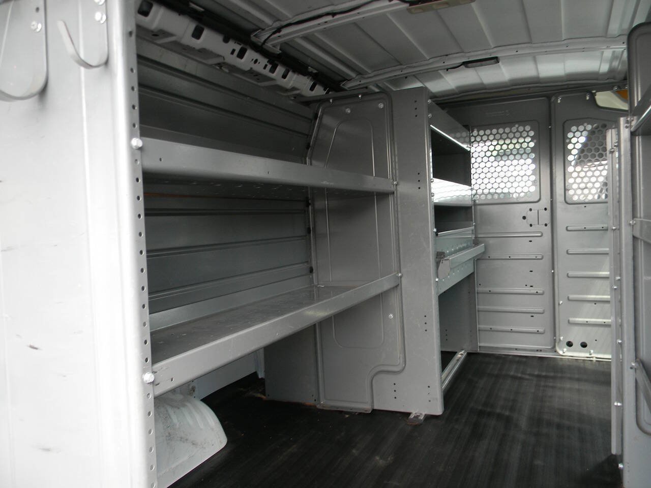 Used 2015 Chevrolet Express 2500 RWD image 9