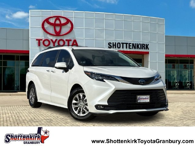 Used 2025 Toyota Sienna XLE FWD image 1
