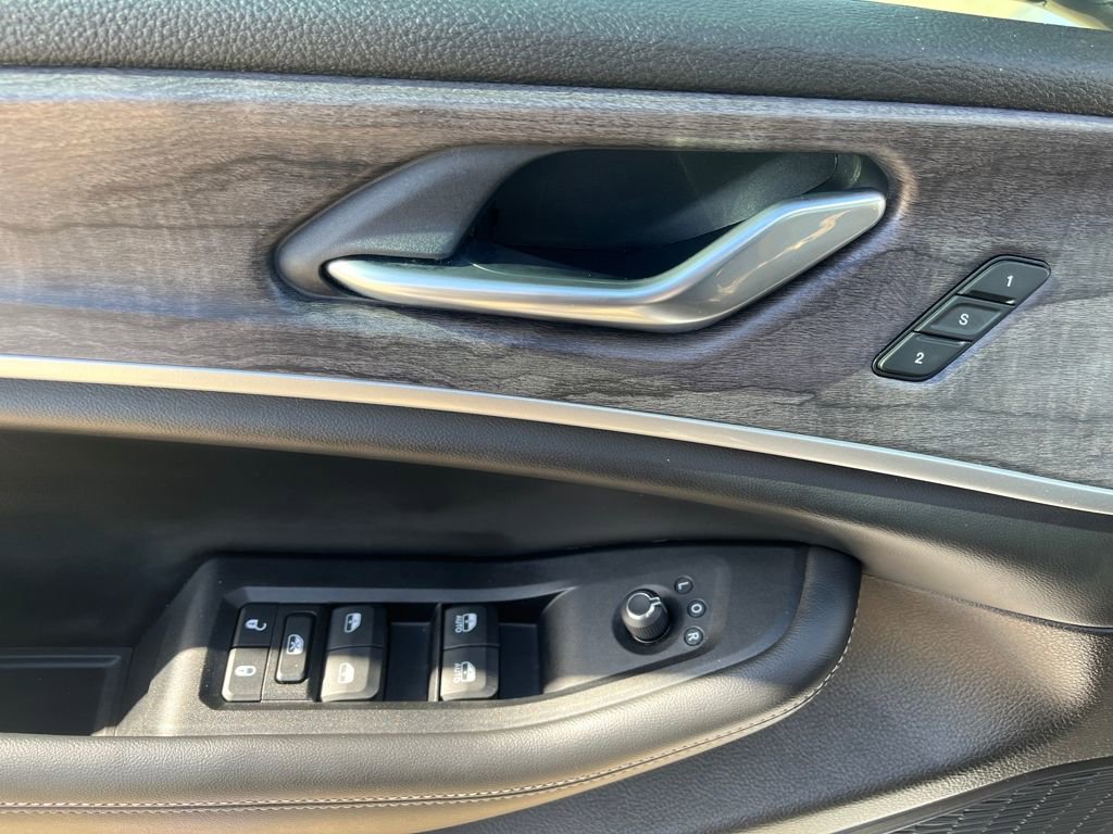 Used 2024 Jeep Grand Cherokee Limited w/ Luxury Tech Group II image 14