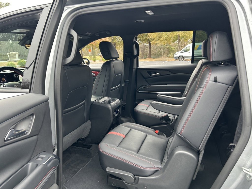 Used 2025 Chevrolet Traverse RS image 41