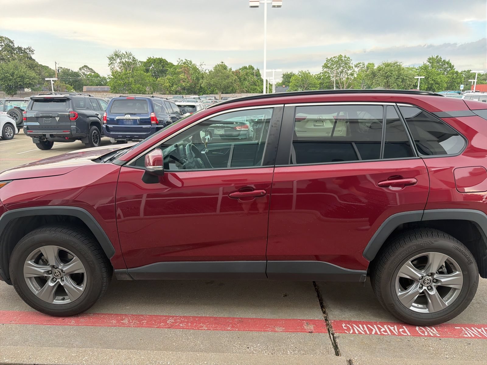 Used 2022 Toyota RAV4 XLE AWD/4WD image 6