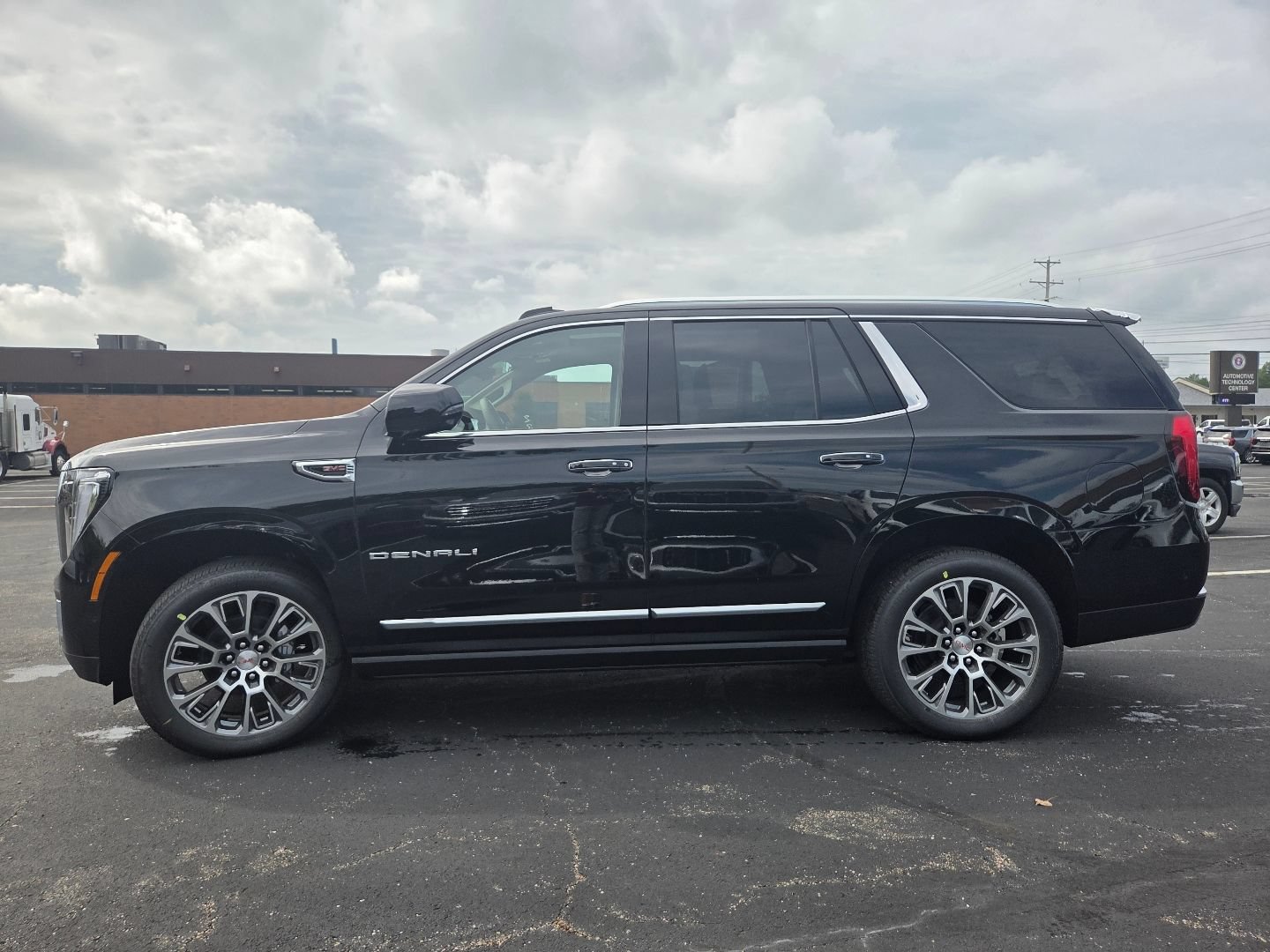 New 2026 GMC Yukon Denali w/ Denali Reserve Package AWD/4WD image 16