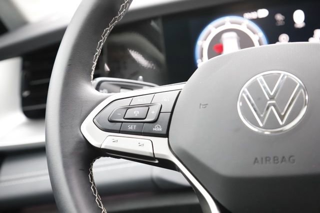 Used 2025 Volkswagen Tiguan SE w/ Panoramic Sunroof Package image 21