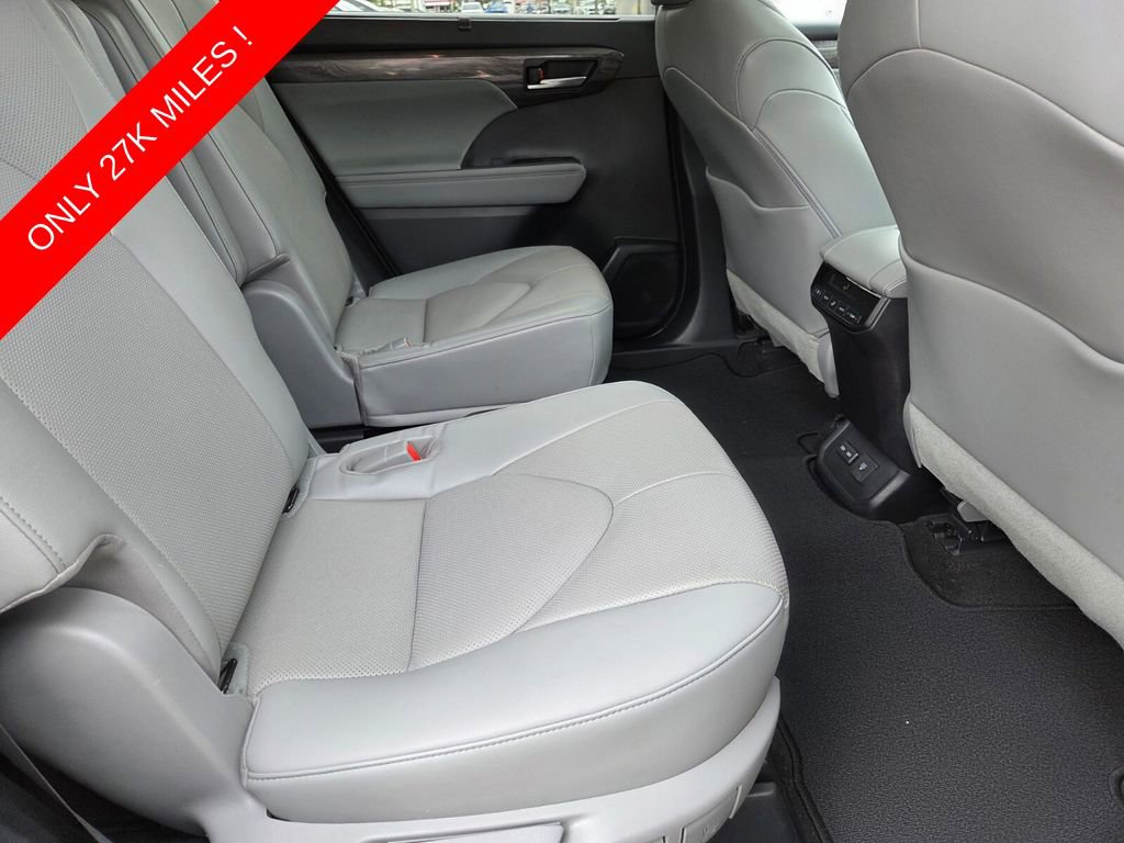 Used 2023 Toyota Highlander Limited FWD image 17
