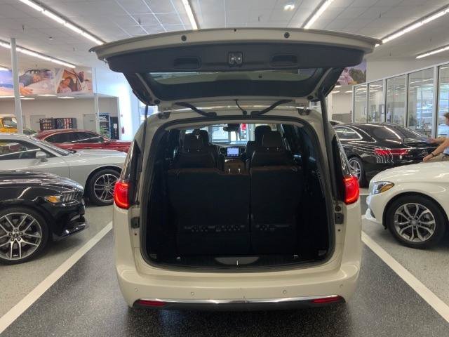 Used 2019 Chrysler Pacifica Limited w/ Tire & Wheel Group FWD image 35