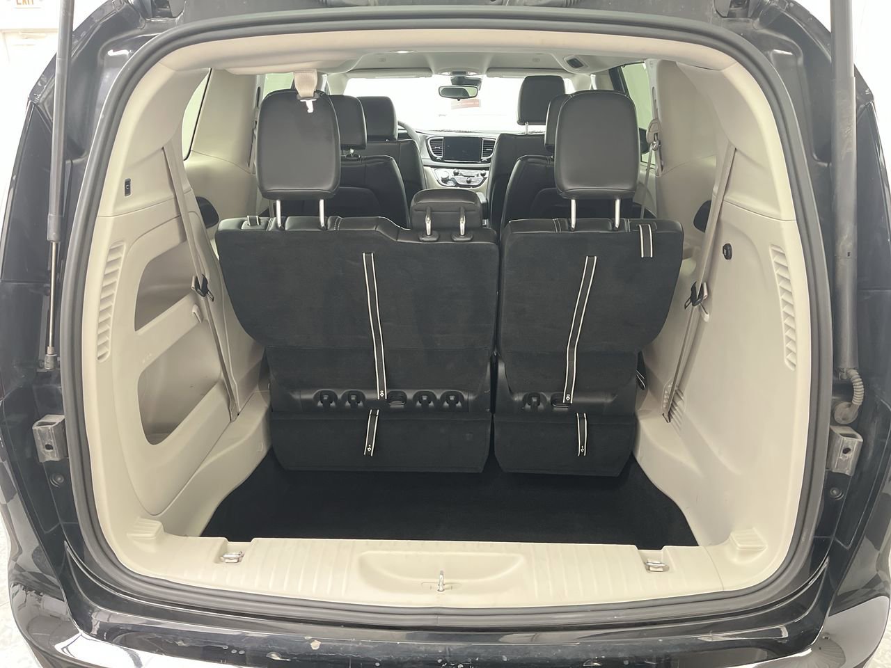 Used 2024 Chrysler Pacifica Touring-L FWD image 28