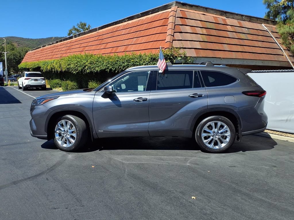 Certified 2024 Toyota Highlander Limited AWD/4WD image 3