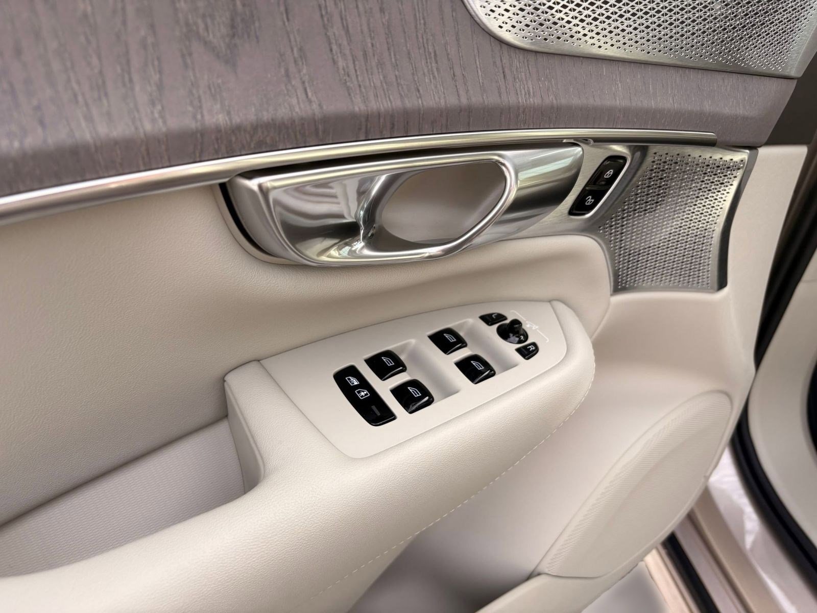 New 2026 Volvo XC90 B6 Ultra w/ Lounge Package image 13